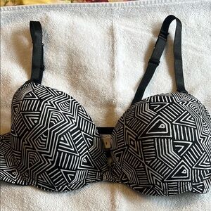 Joe Boxer Black and White Geometric Pattern Bra with underwire. NWOT